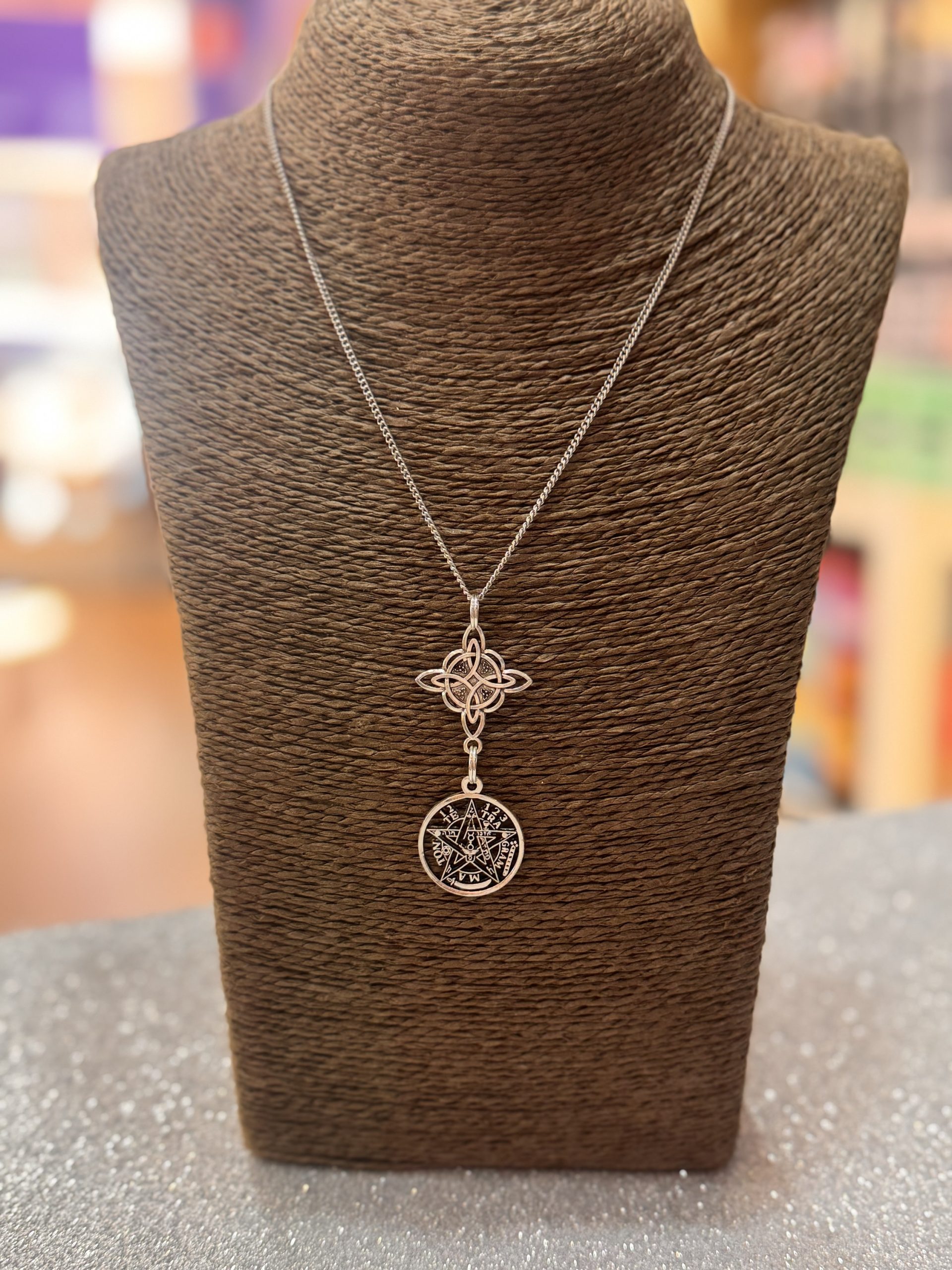 Nudo de brujas y Tetragramaton - Imagen 2